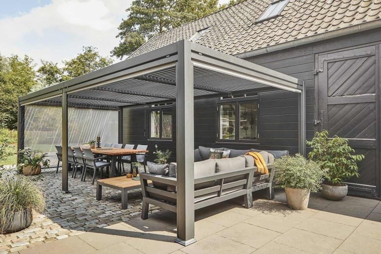 Jak ogrodzić taras, by ochronić go przed słońcem?